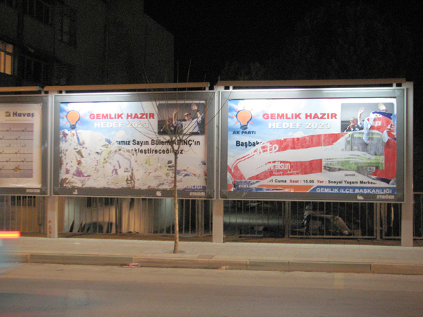 AKP’nin kongre afişleri yırtıldı